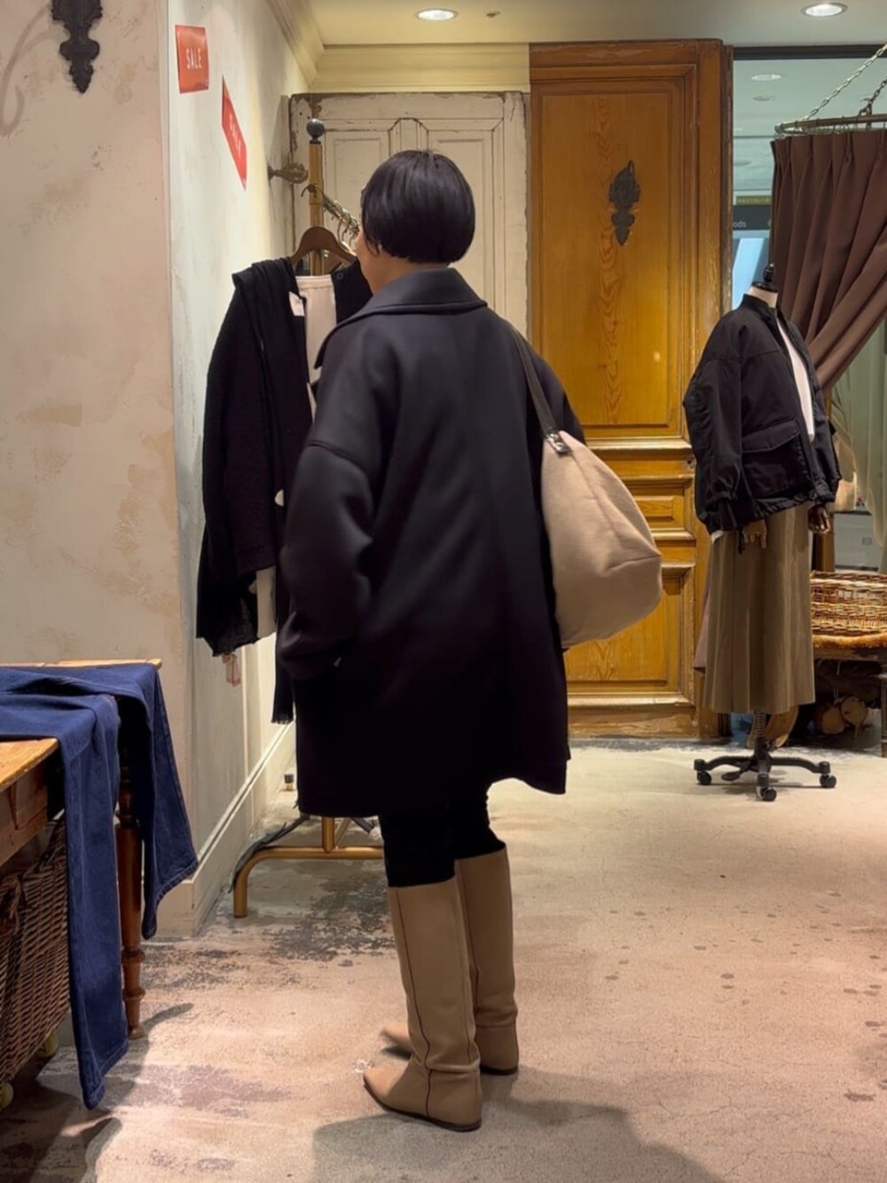 ブルー系のシャツ/ブラウス、ブラック系のその他パンツ、ブラック系のピーコートを着用したレディースの冬コーディネートの2枚目の写真