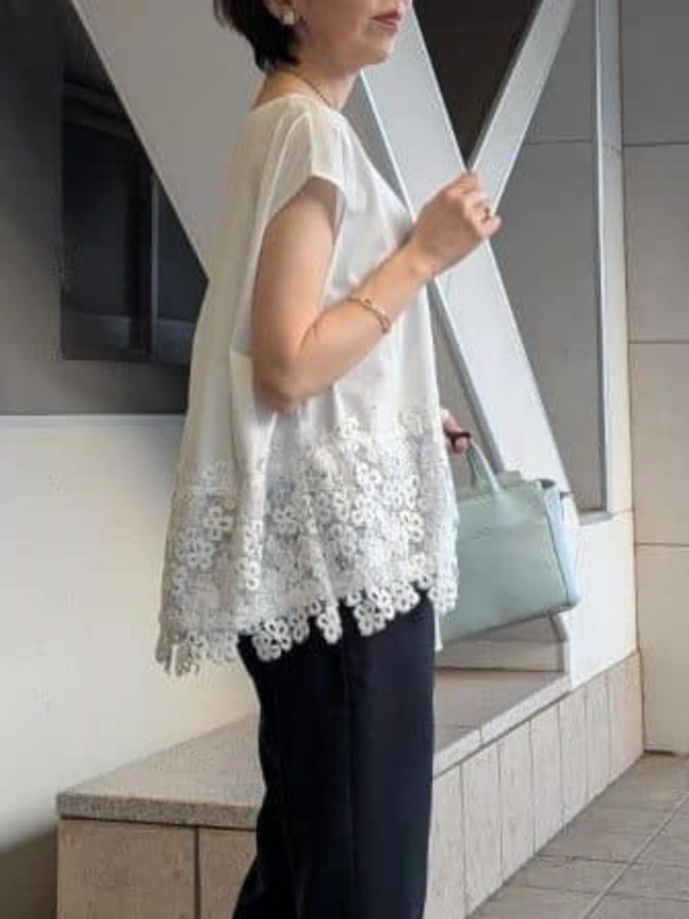 ホワイト系のシャツ/ブラウス、ホワイト系のTシャツ/カットソー、ブラック系のその他パンツを着用したレディースの冬コーディネートの5枚目の写真