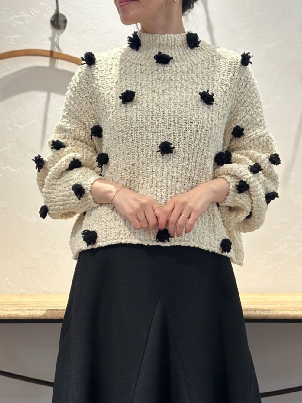 ブラック系のトートバッグ、ブラック系のスカートを着用したレディースの冬コーディネートの5枚目の写真