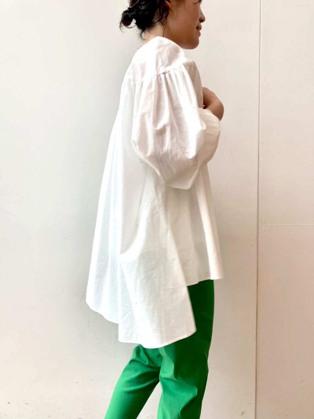 ホワイト系のシャツ/ブラウス、ホワイト系のシャツ/ブラウス、グリーン系のその他パンツを着用したレディースの春コーディネートの4枚目の写真