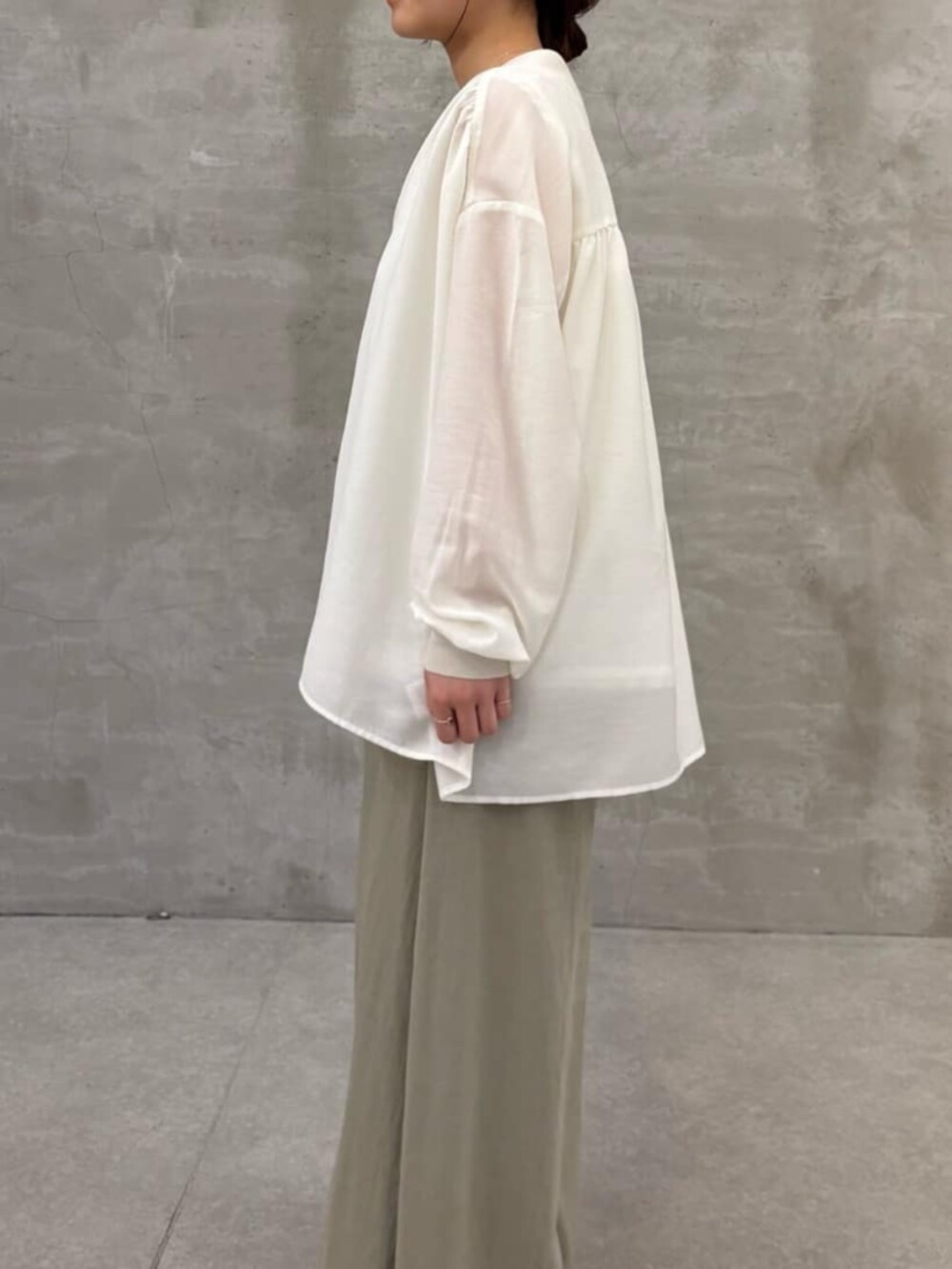 グリーン系のその他パンツ、ブラック系のサンダル、ホワイト系のシャツ/ブラウスを着用したレディースの冬コーディネートの8枚目の写真