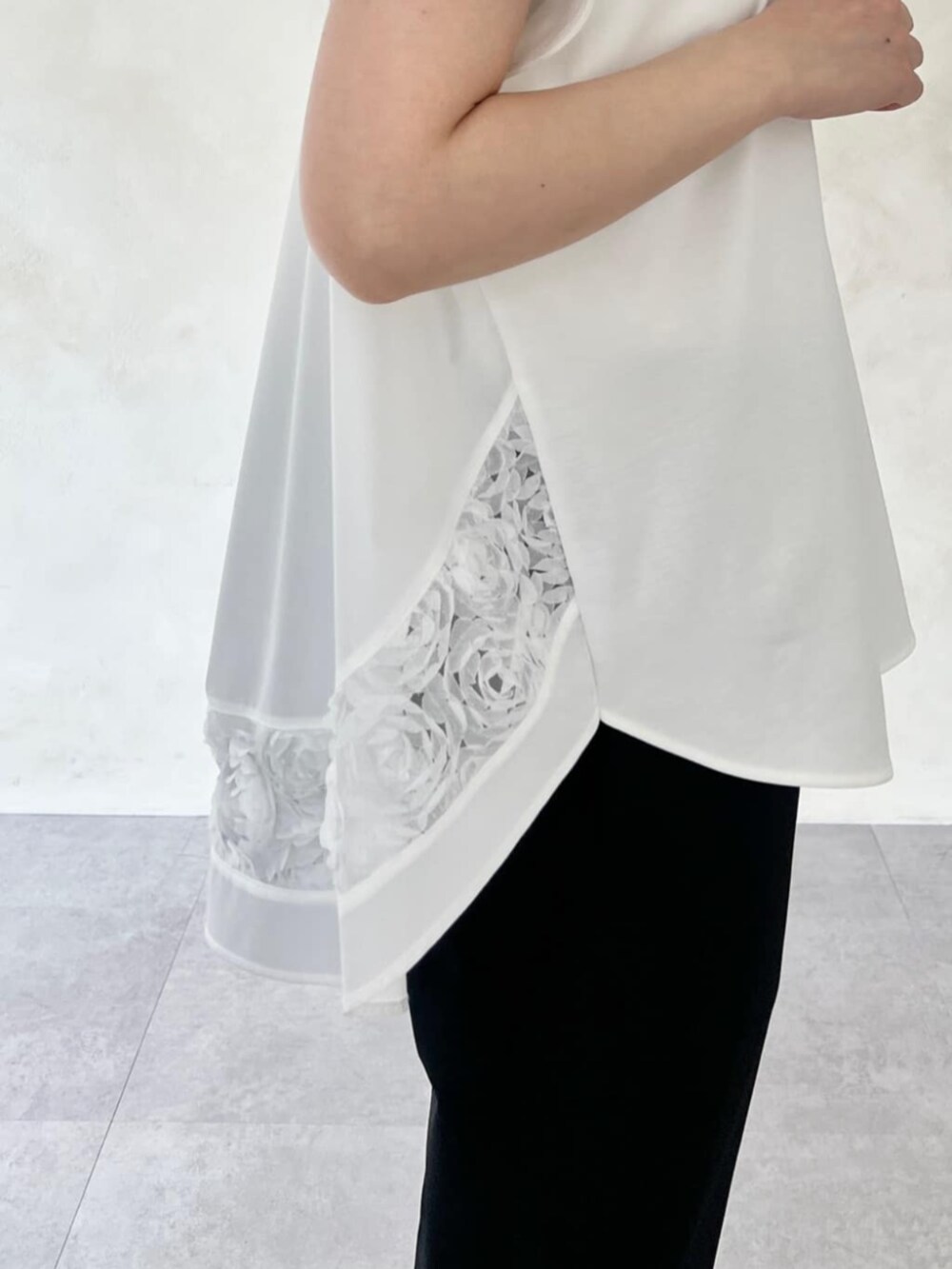 グレー系のボストンバッグ、ホワイト系のTシャツ/カットソーを着用したレディースの春コーディネートの9枚目の写真
