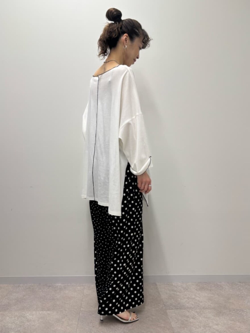 ホワイト系のTシャツ/カットソーを着用したレディースの冬コーディネートの4枚目の写真