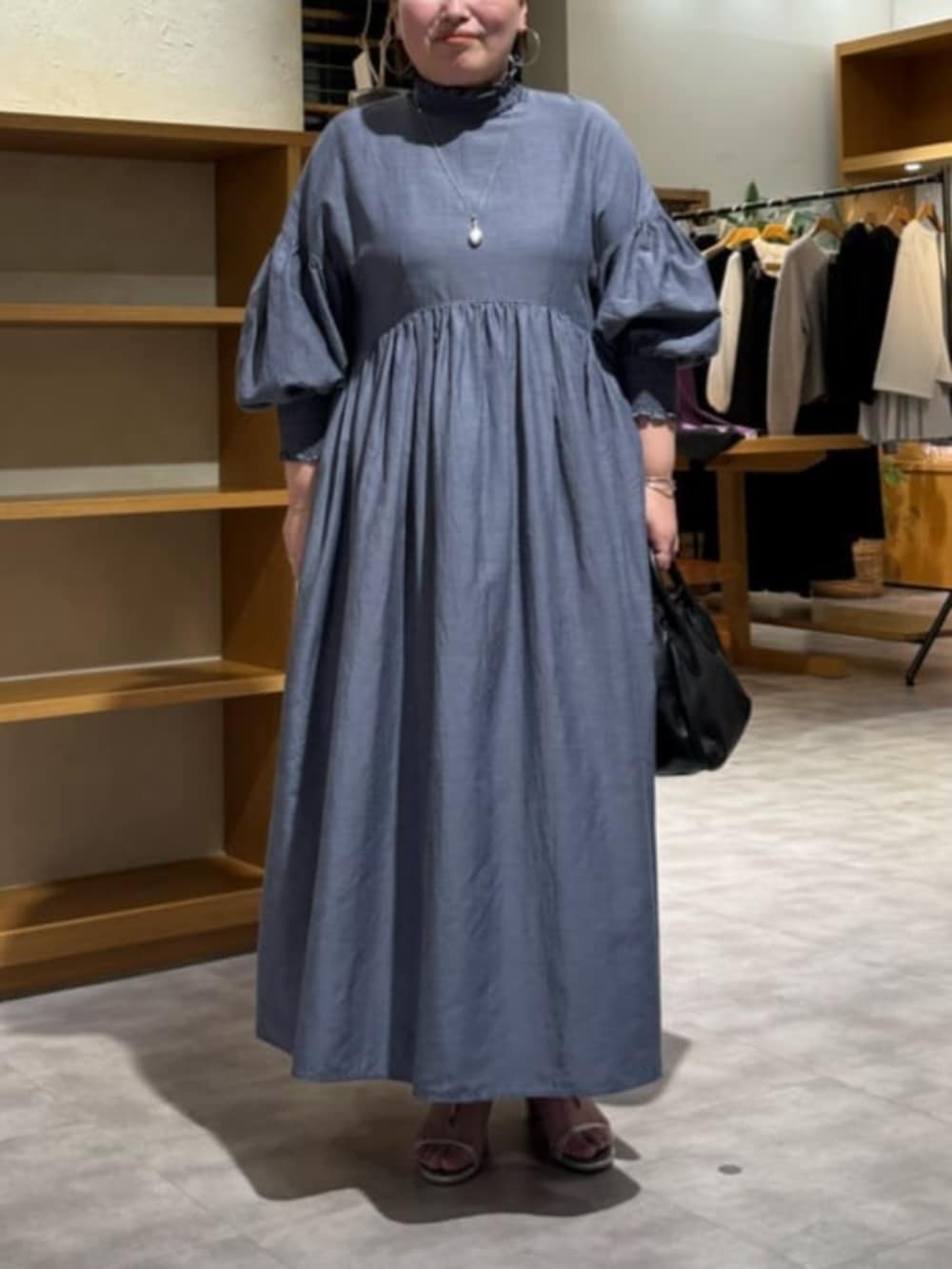 グレー系のワンピースを着用したレディースの冬コーディネートの7枚目の写真