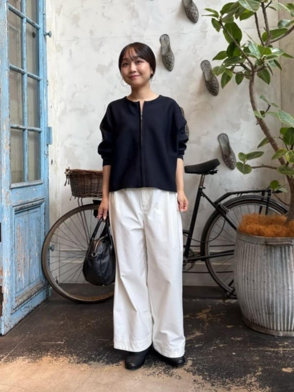 ブルー系のカーディガン/ボレロ、ホワイト系のその他パンツを着用したレディースの秋コーディネートの10枚目の写真