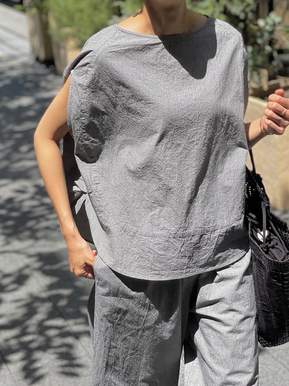 グレー系のシャツ/ブラウス、グレー系のその他パンツを着用したレディースの夏コーディネートの3枚目の写真