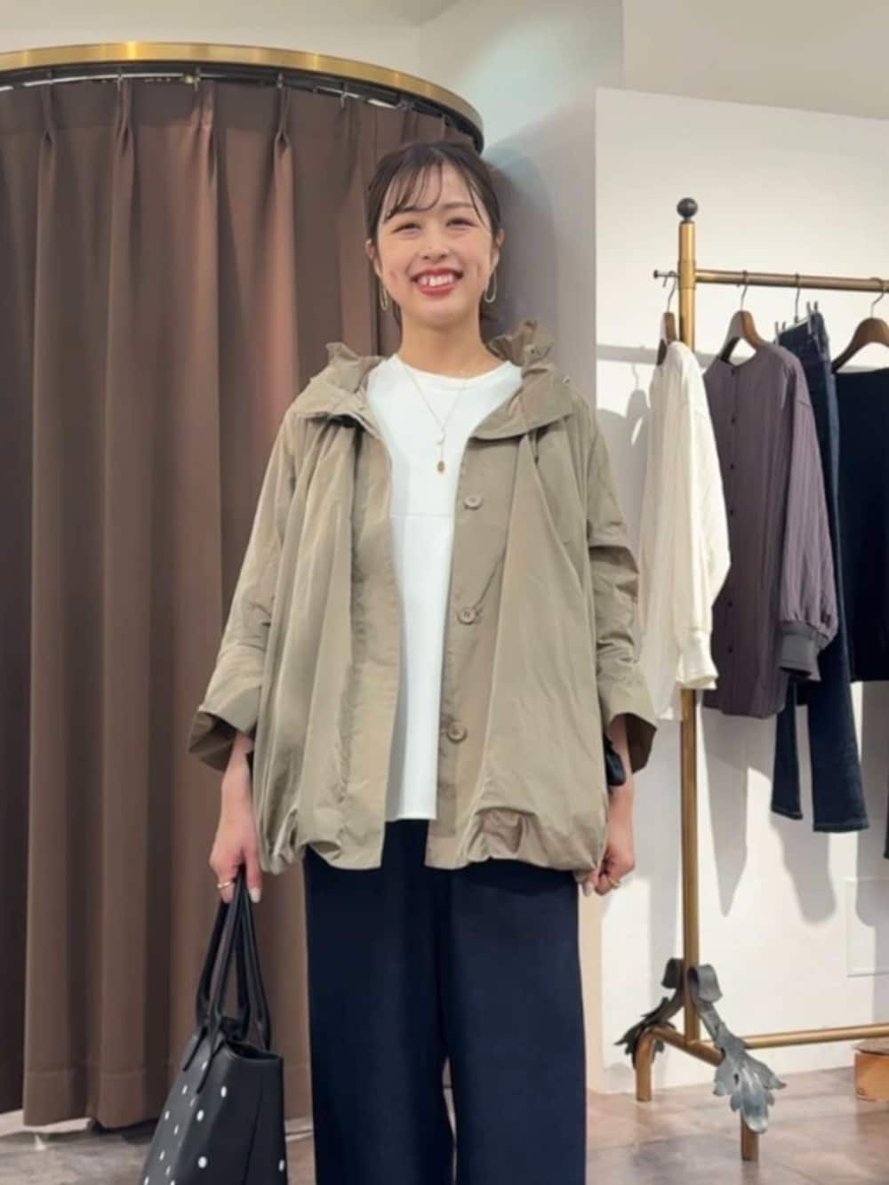 ブルー系のその他パンツ、ブラウン系のブルゾン、ブラック系のトートバッグを着用したレディースの冬コーディネートの4枚目の写真