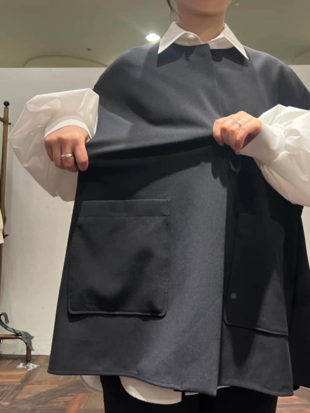 ブラック系のベスト、ブラック系のその他パンツ、ホワイト系のシャツ/ブラウスを着用したレディースの冬コーディネートの6枚目の写真