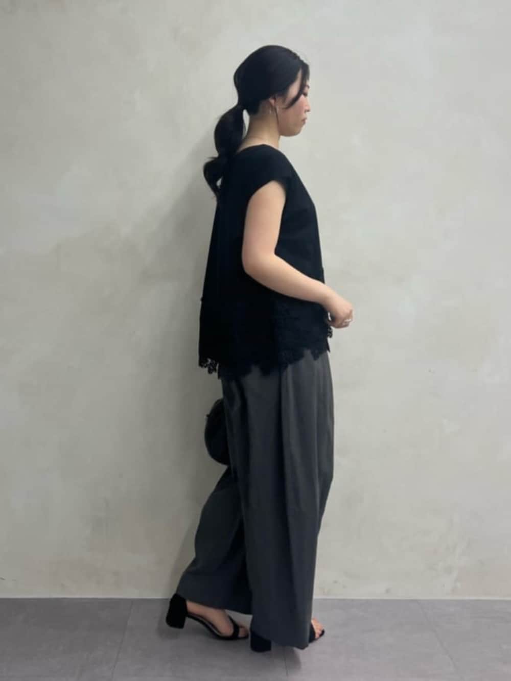 ブラック系のボストンバッグ、グレー系のその他パンツ、ブラック系のTシャツ/カットソーを着用したレディースの冬コーディネートの2枚目の写真