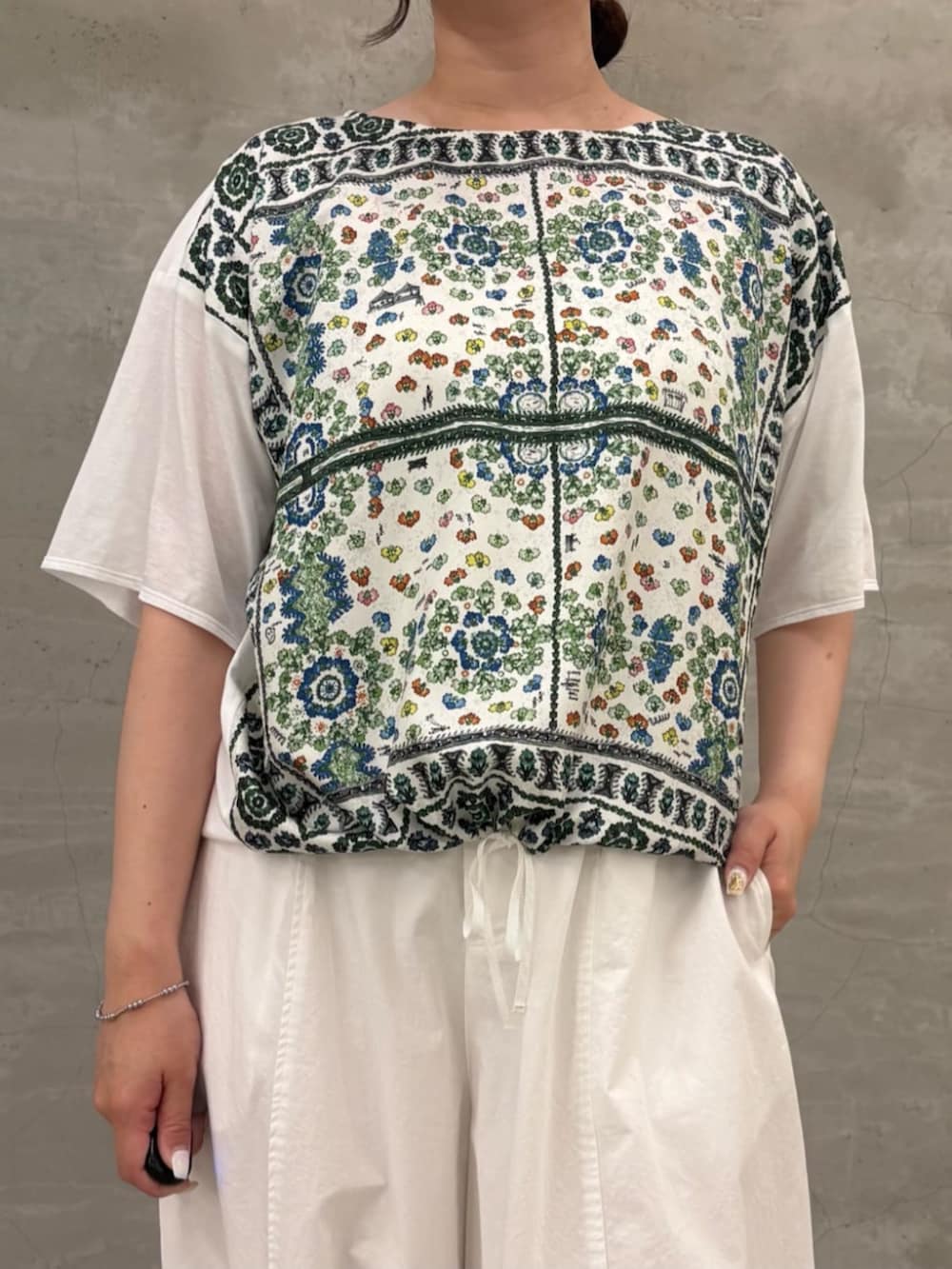 ブラック系のショルダーバッグ、ホワイト系のTシャツ/カットソーを着用したレディースの春コーディネートの6枚目の写真