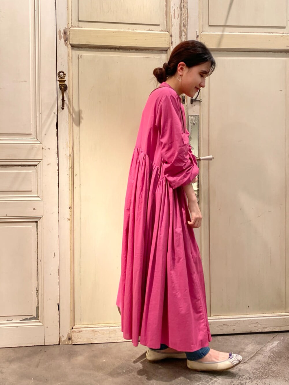 ピンク系のワンピース、ブルー系のその他パンツを着用したレディースの冬コーディネートの2枚目の写真