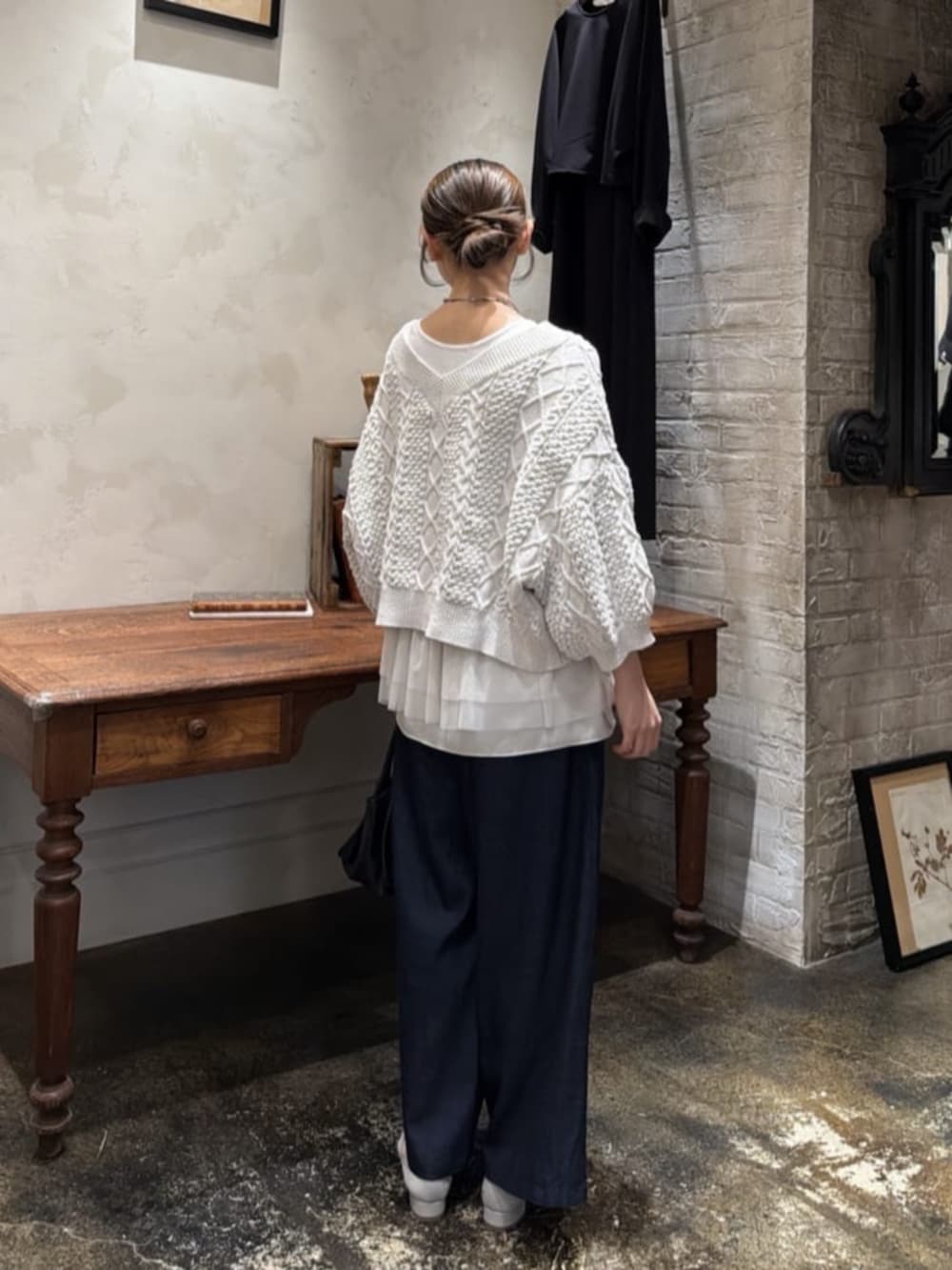 ブルー系のその他パンツ、ホワイト系のタンクトップ、ブラック系のトートバッグを着用したレディースの冬コーディネートの3枚目の写真