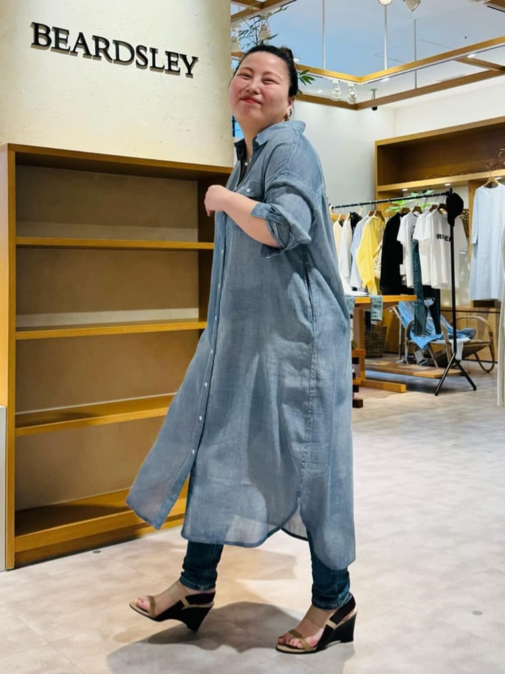 ブルー系のワンピースを着用したレディースの冬コーディネートの4枚目の写真