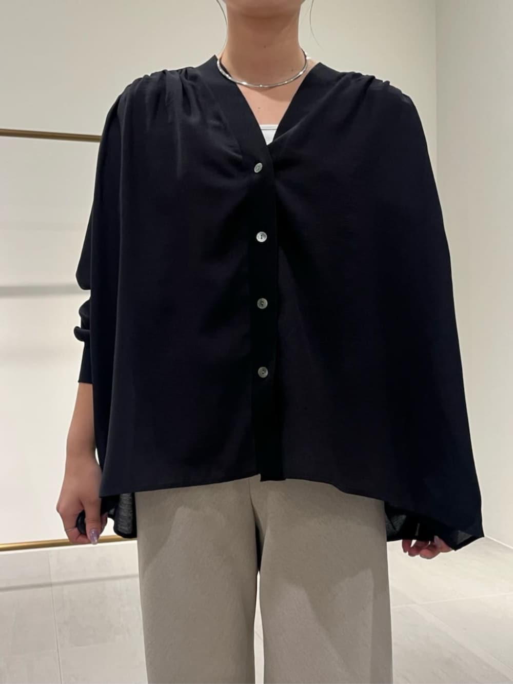 ブラック系のトートバッグ、ブラック系のシャツ/ブラウス、ベージュ系のその他パンツを着用したレディースの夏コーディネートの4枚目の写真