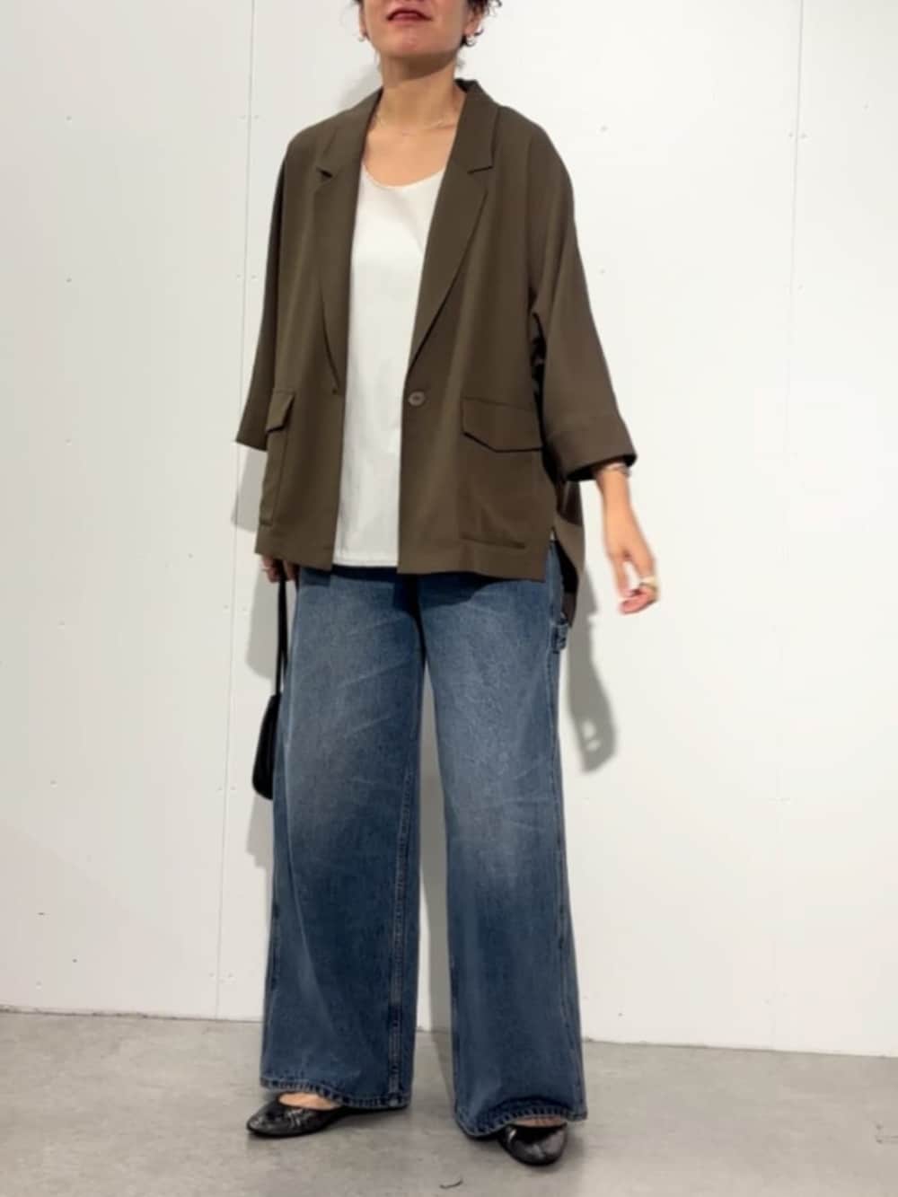 ホワイト系のタンクトップ、ブルー系のその他パンツ、ブラウン系のテーラードジャケットを着用したレディースの春コーディネートの4枚目の写真