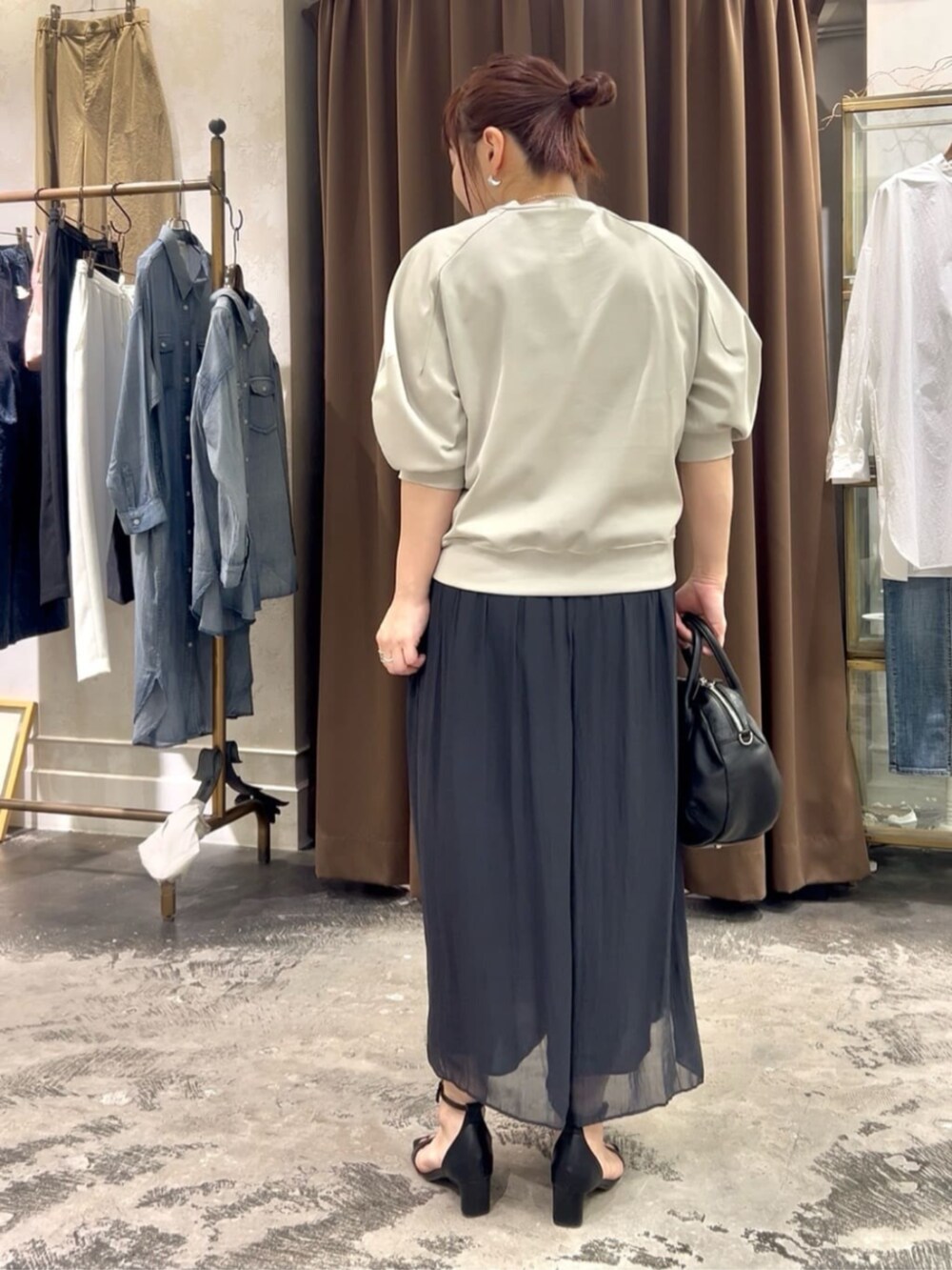 ブラック系のボストンバッグ、ブラック系のその他パンツ、グレー系のTシャツ/カットソーを着用したレディースの春コーディネートの5枚目の写真