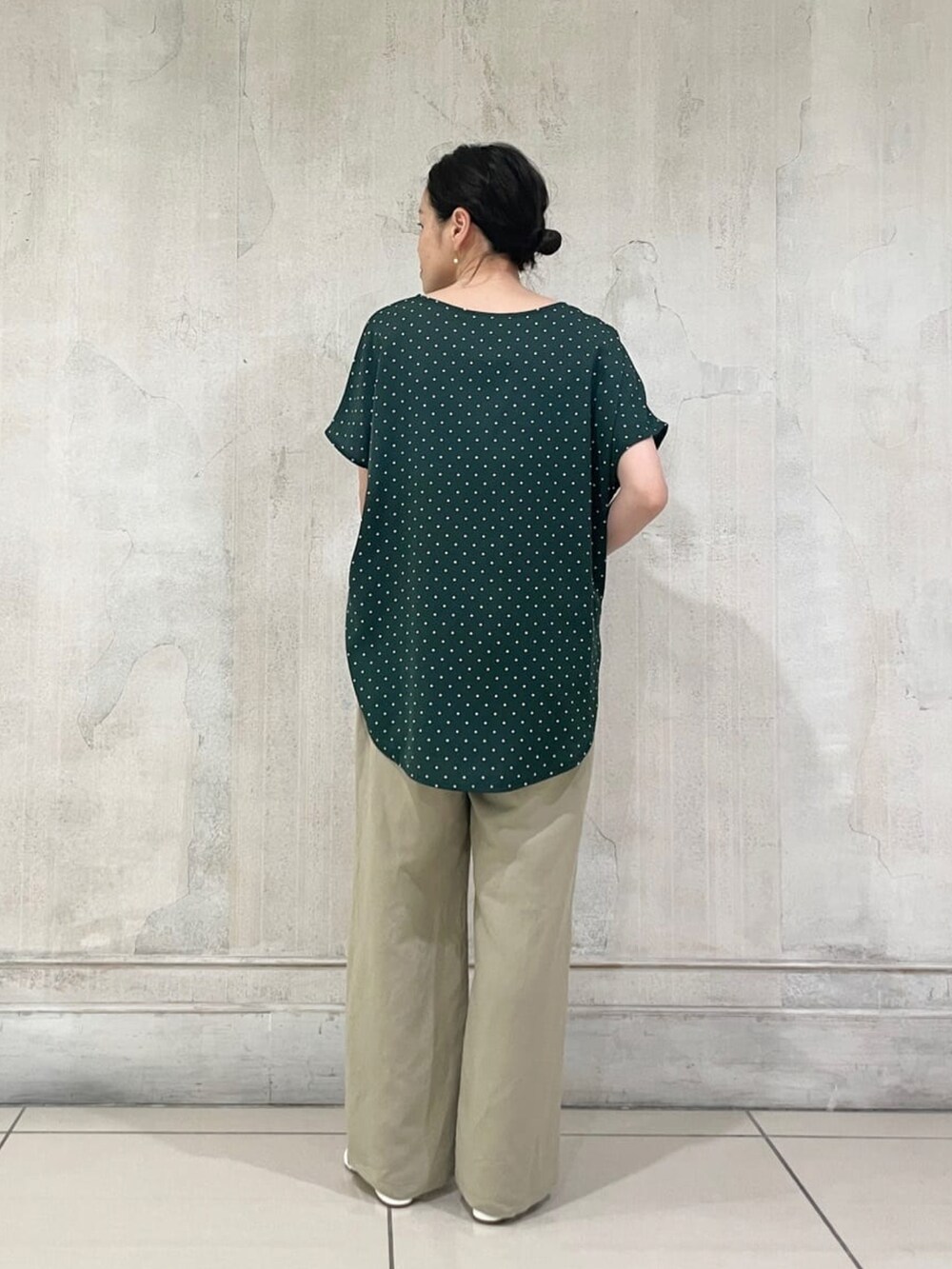グリーン系のシャツ/ブラウス、ベージュ系のその他パンツを着用したレディースの夏コーディネートの2枚目の写真