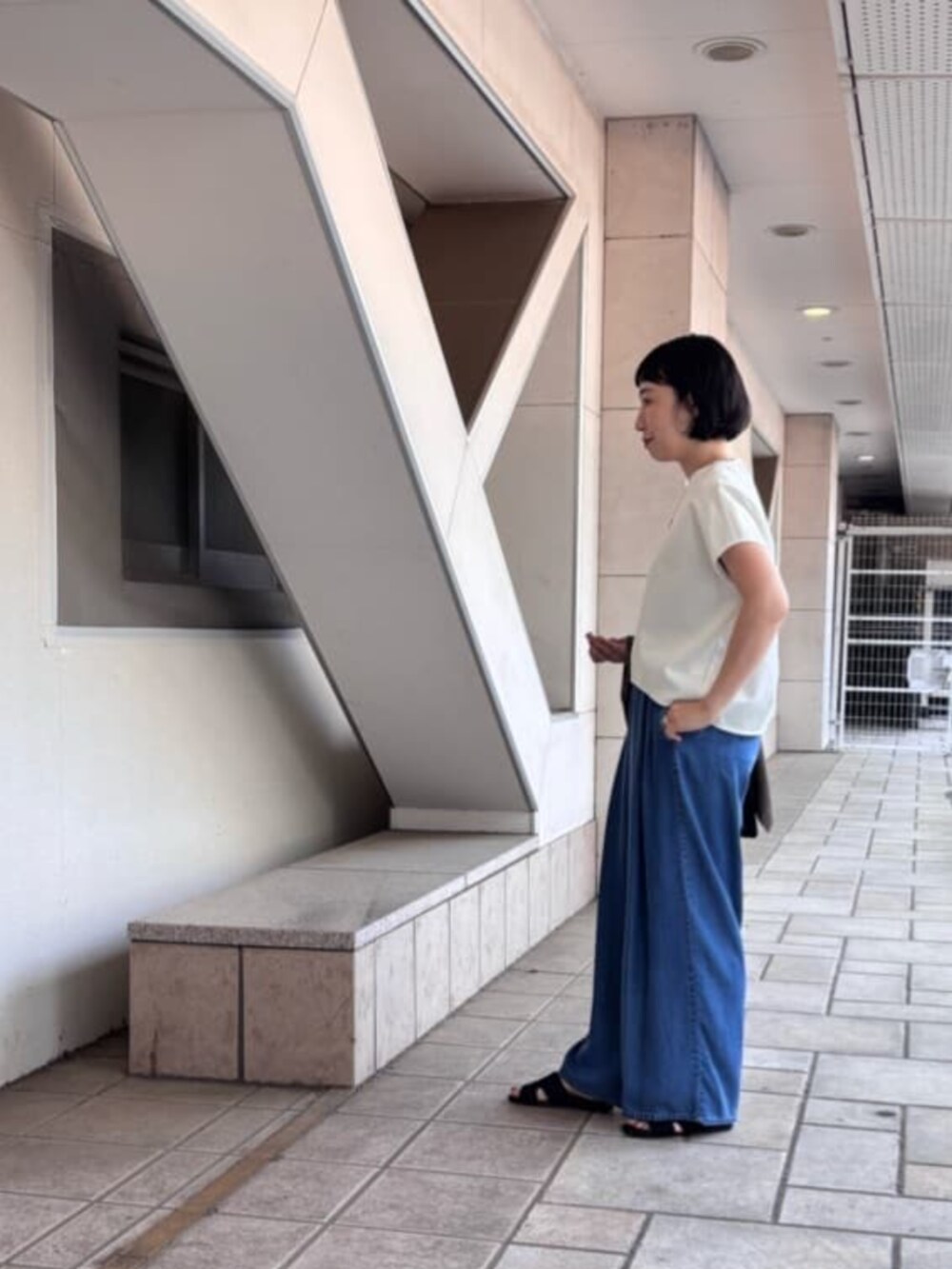 ホワイト系のシャツ/ブラウス、ブルー系のその他パンツを着用したレディースの春コーディネートの2枚目の写真