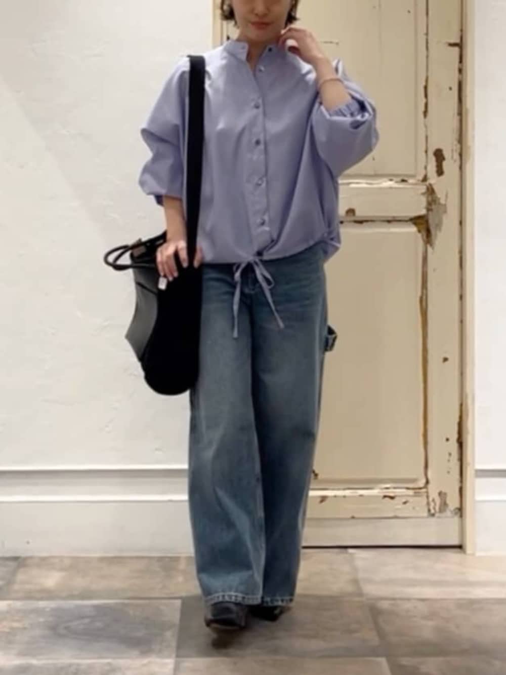 ブラック系のトートバッグ、ブルー系のその他パンツ、ブルー系のシャツ/ブラウスを着用したレディースの冬コーディネートの5枚目の写真