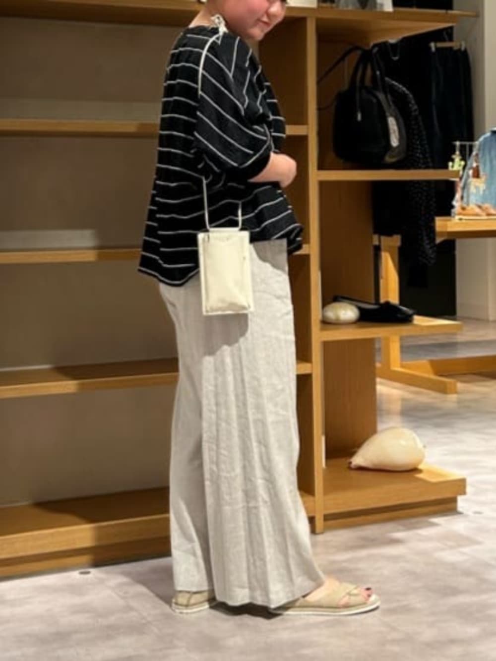 ベージュ系のその他パンツ、ブラック系のシャツ/ブラウスを着用したレディースの春コーディネートの4枚目の写真