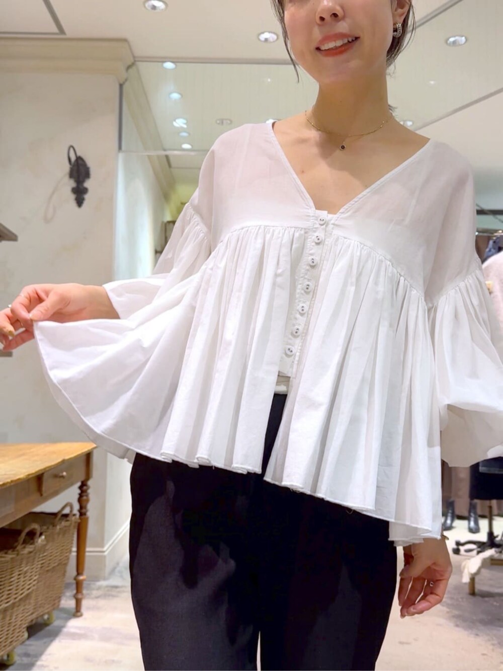 ブラウン系のトートバッグ、ブラック系のその他パンツ、ホワイト系のシャツ/ブラウスを着用したレディースの冬コーディネートの4枚目の写真