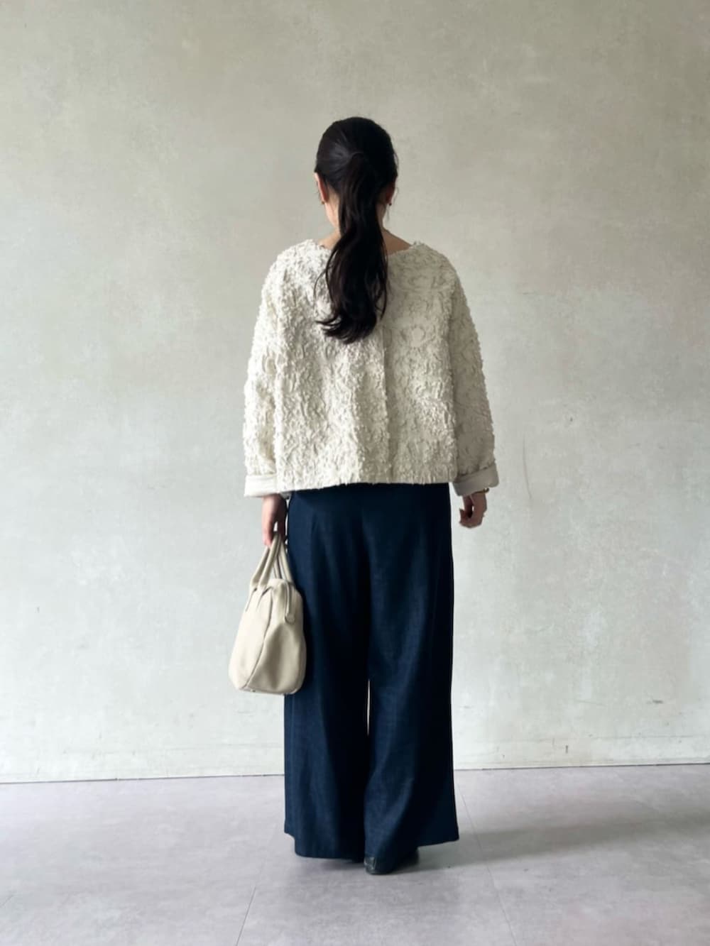 ブルー系のその他パンツ、グレー系のボストンバッグ、ホワイト系のシャツ/ブラウスを着用したレディースの夏コーディネートの4枚目の写真