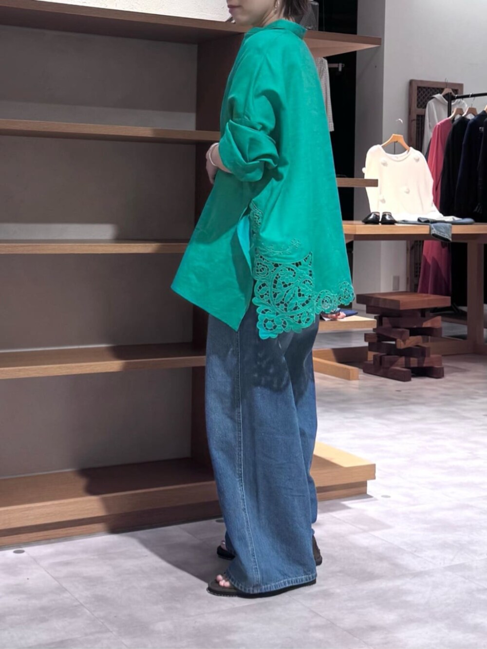 ブルー系のその他パンツ、グリーン系のシャツ/ブラウスを着用したレディースの春コーディネートの9枚目の写真