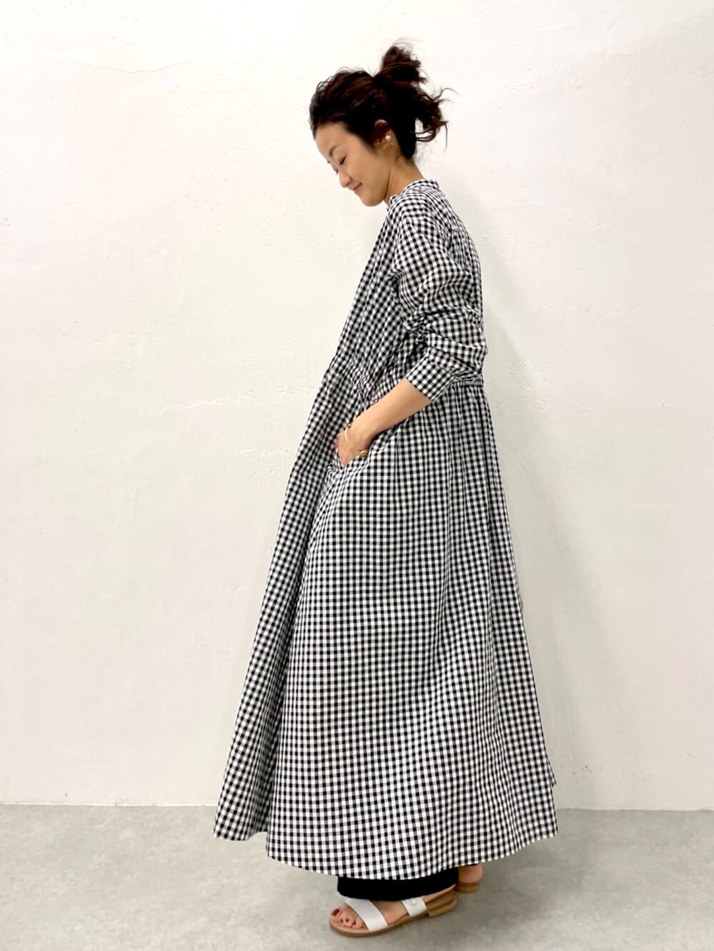 ブラック系のワンピース、ブルー系のTシャツ/カットソー、ブラック系のその他パンツを着用したレディースの春コーディネートの2枚目の写真