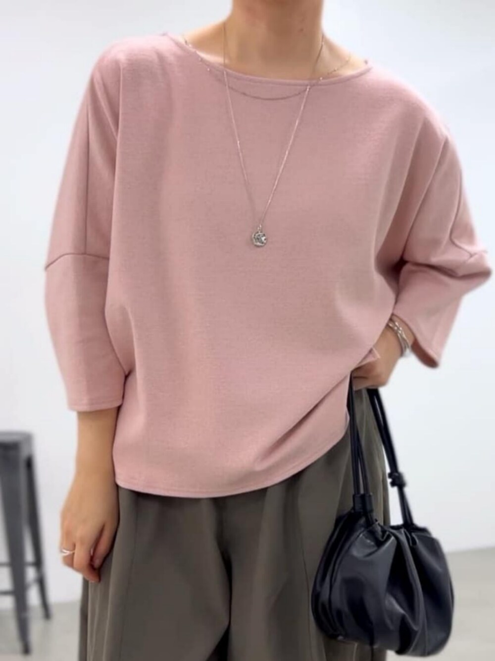 グリーン系のその他パンツ、ピンク系のニット/セーターを着用したレディースの夏コーディネートの5枚目の写真