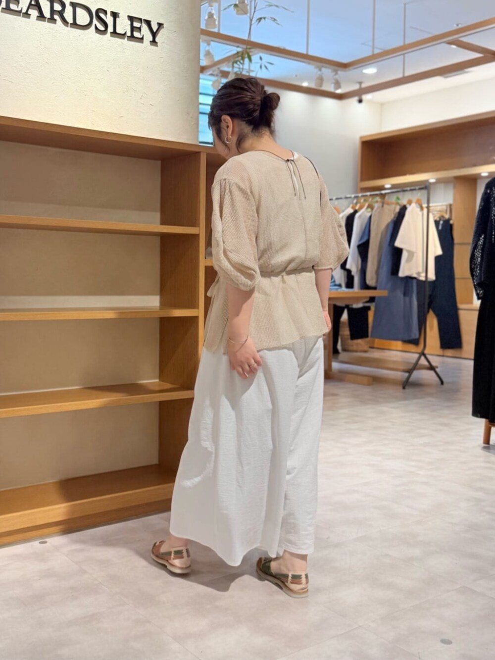 ベージュ系のシャツ/ブラウス、ホワイト系のその他パンツを着用したレディースの春コーディネートの4枚目の写真