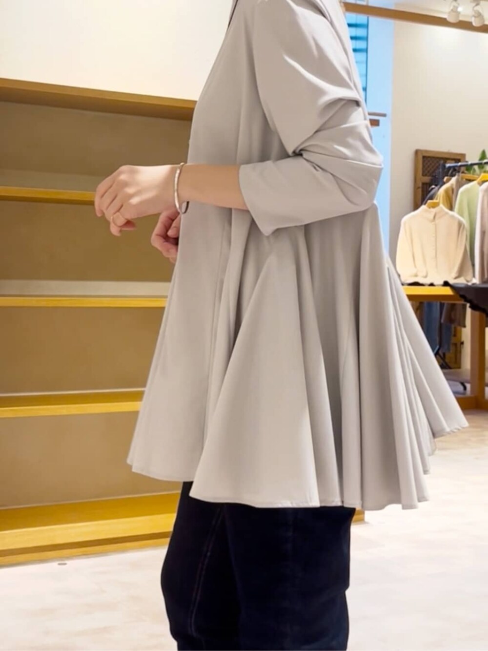 ブルー系のデニムパンツ、ホワイト系のTシャツ/カットソーを着用したレディースの冬コーディネートの9枚目の写真