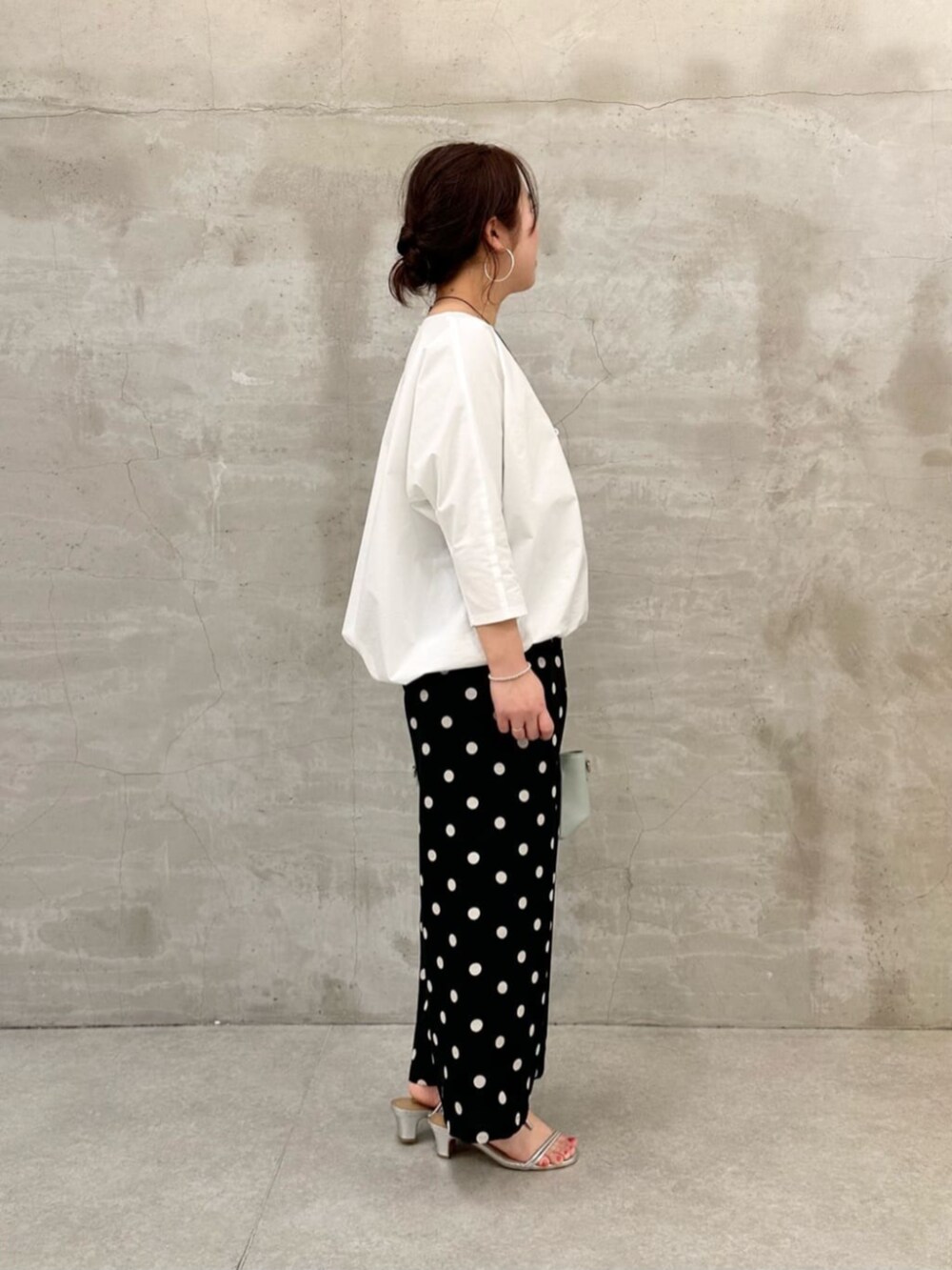 ホワイト系のシャツ/ブラウス、ブラック系のその他パンツ、シルバー系のリングを着用したレディースの春コーディネートの4枚目の写真