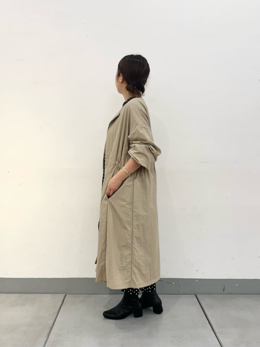 ベージュ系のその他アウター、ブラック系のワンピースを着用したレディースの冬コーディネートの2枚目の写真