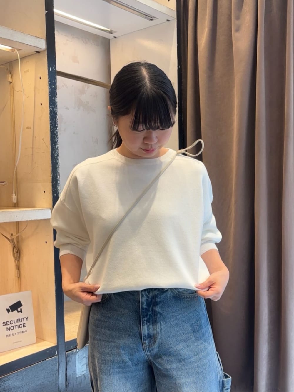 ホワイト系のショルダーバッグ、ブルー系のその他パンツ、ホワイト系のTシャツ/カットソーを着用したレディースの春コーディネートの4枚目の写真