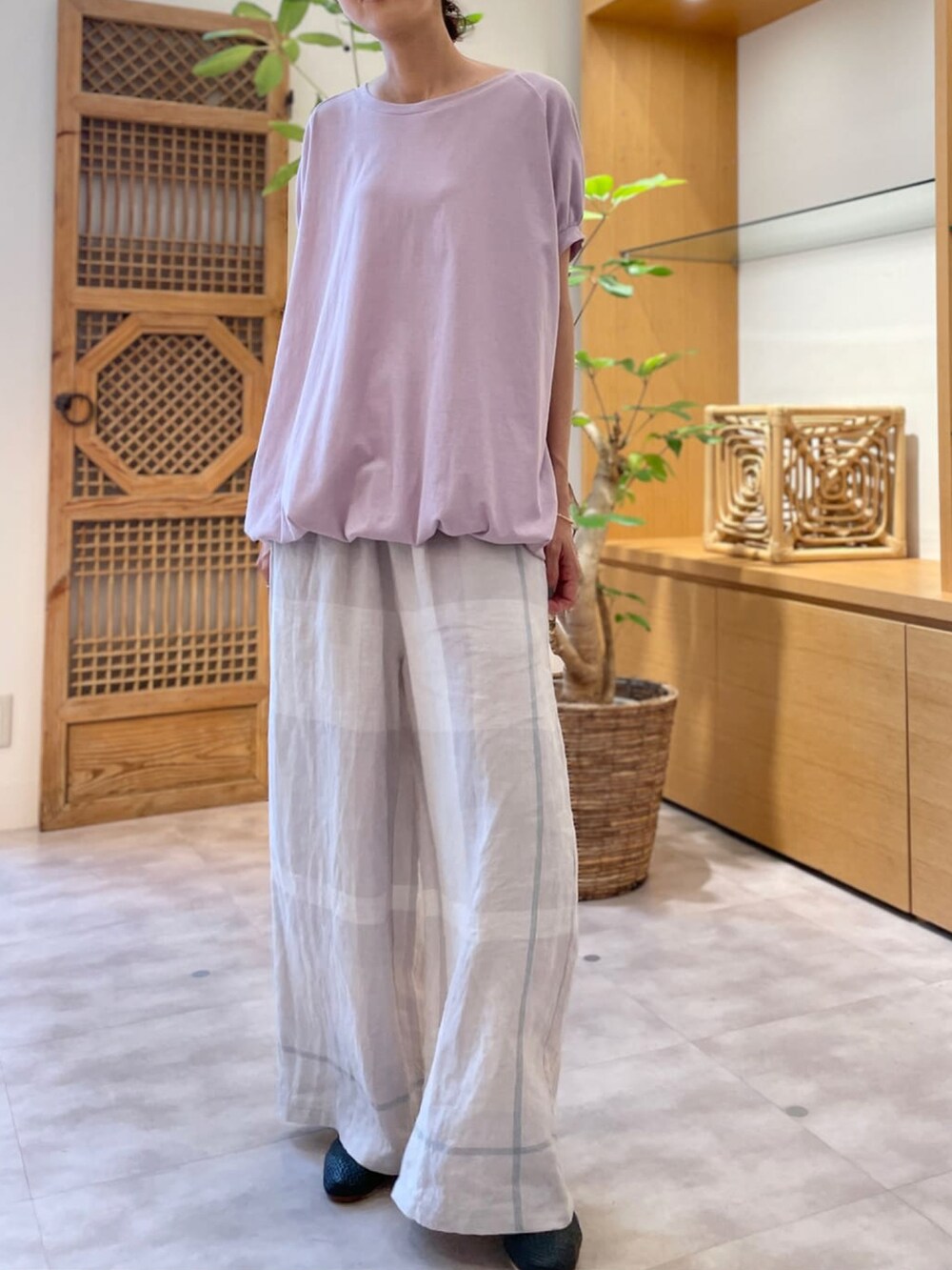 パープル系のTシャツ/カットソー、グレー系のその他パンツを着用したレディースの夏コーディネートの2枚目の写真