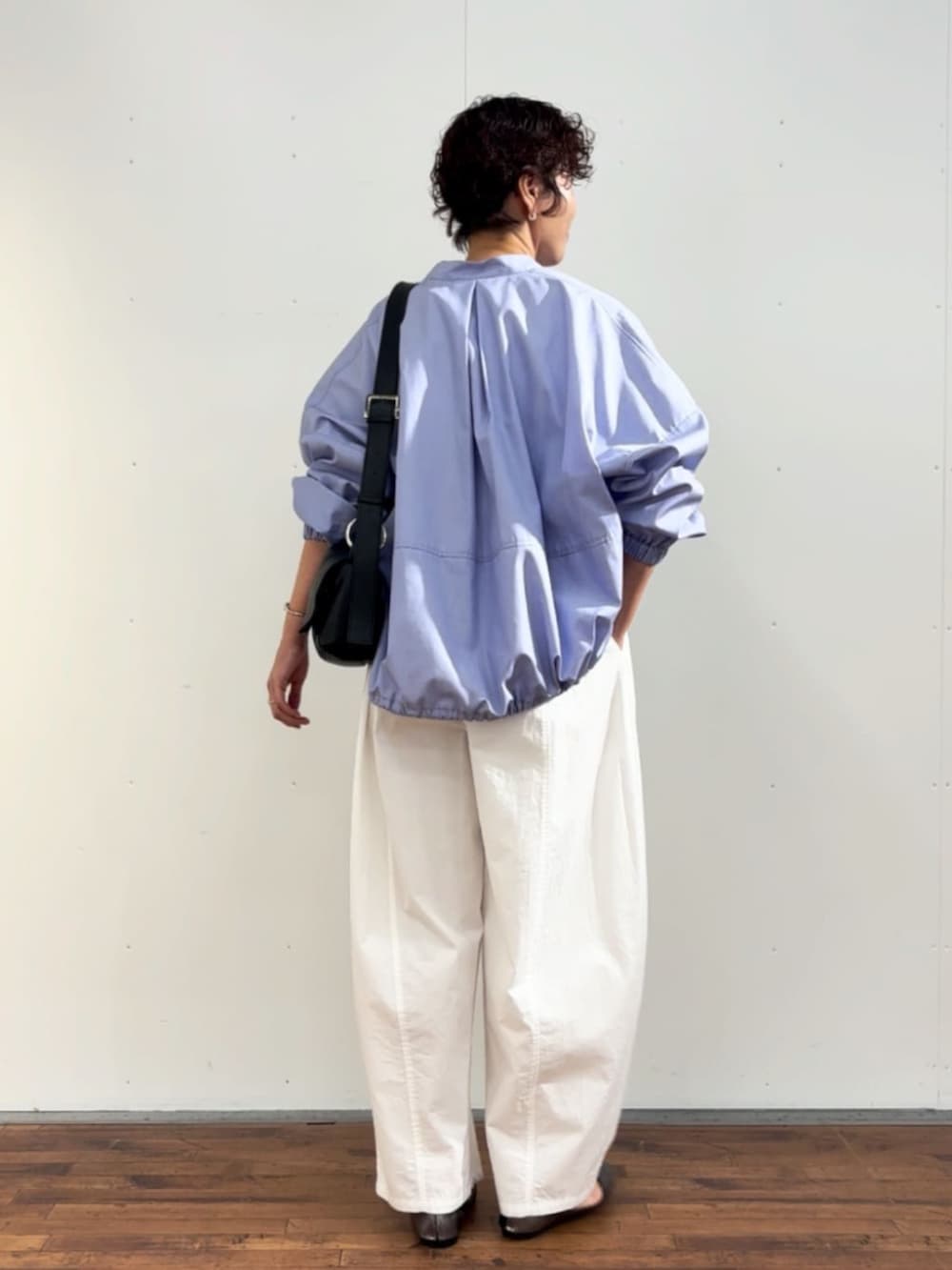 ホワイト系のタンクトップ、ブラック系のショルダーバッグ、ホワイト系のその他パンツを着用したレディースの冬コーディネートの5枚目の写真