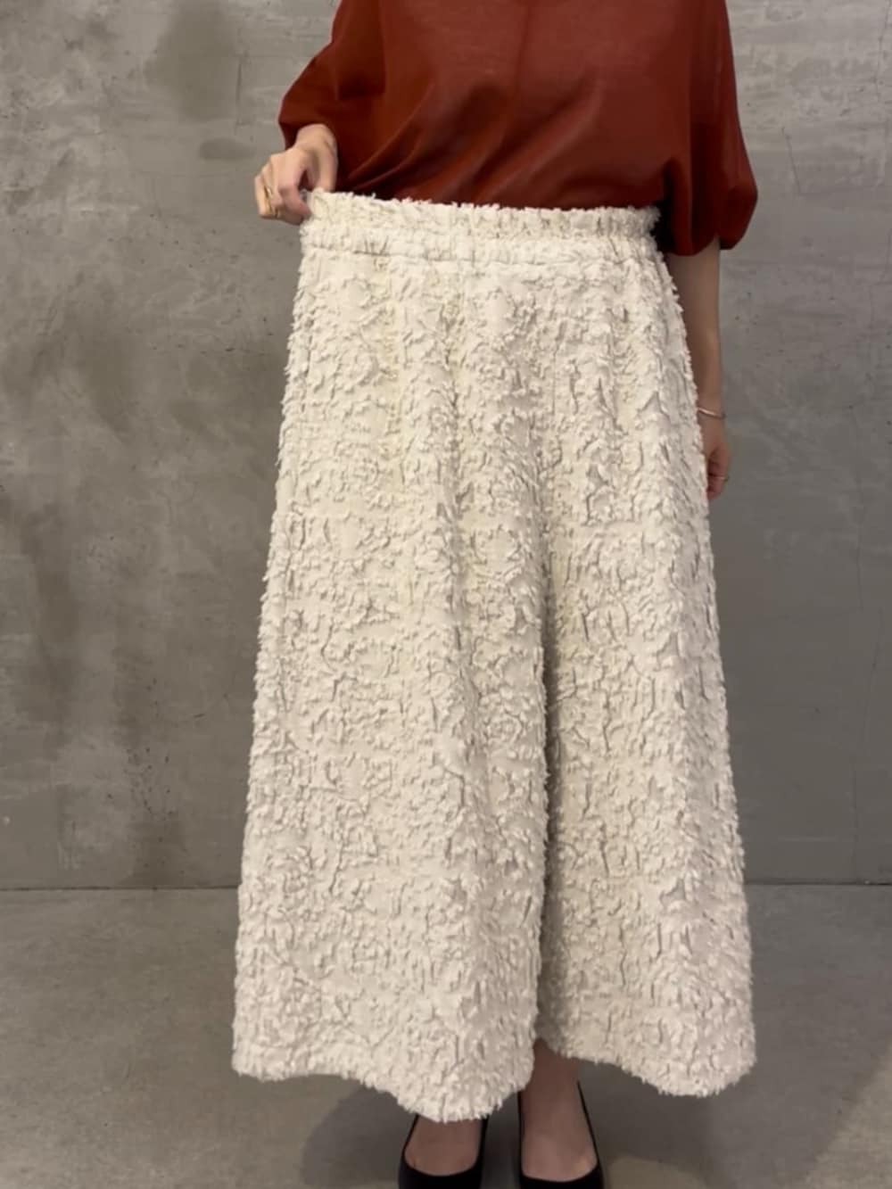 ホワイト系のその他パンツ、レッド系のニット/セーターを着用したレディースの夏コーディネートの7枚目の写真