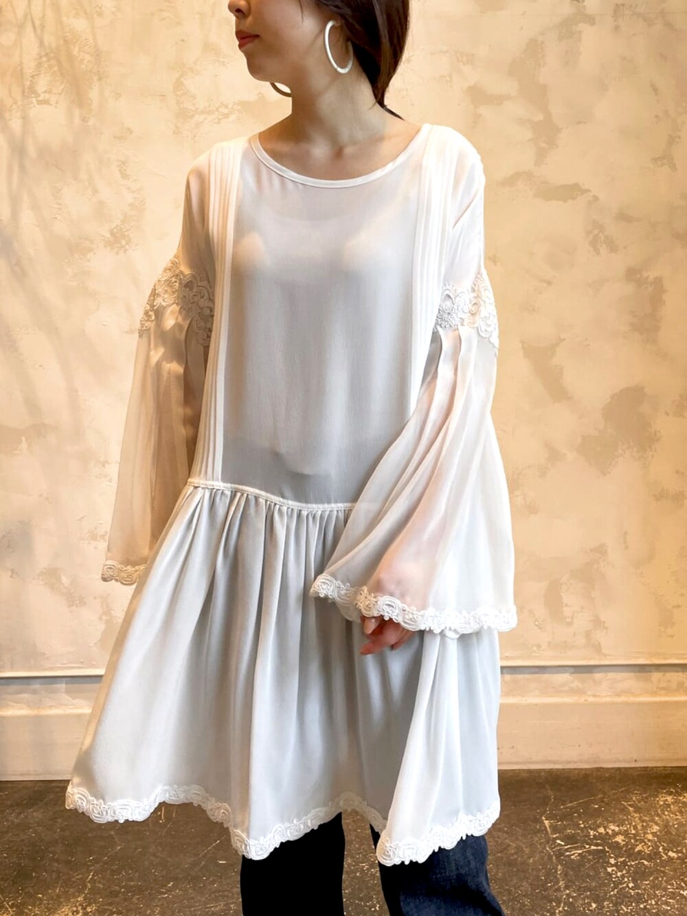 ブルー系のデニムパンツ、ホワイト系のその他シューズを着用したレディースの春コーディネートの2枚目の写真