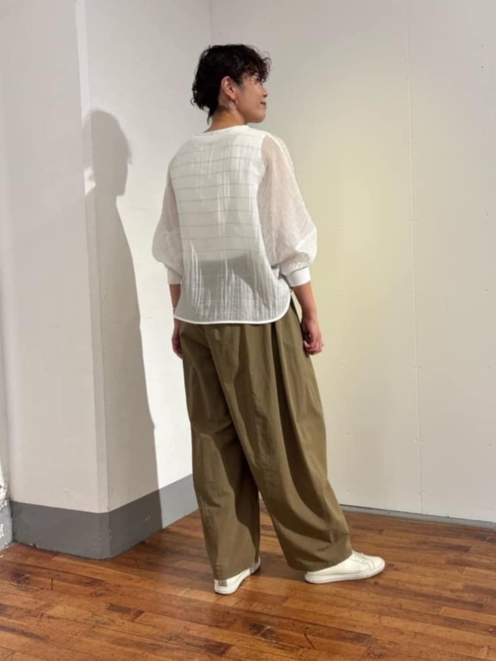 イエロー系のその他パンツ、ホワイト系のシャツ/ブラウスを着用したレディースの春コーディネートの5枚目の写真