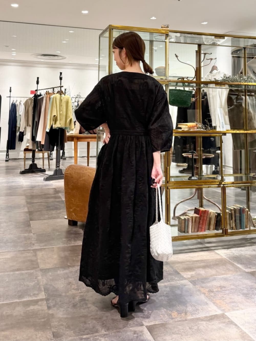 ブラック系のワンピースを着用したレディースの冬コーディネートの3枚目の写真