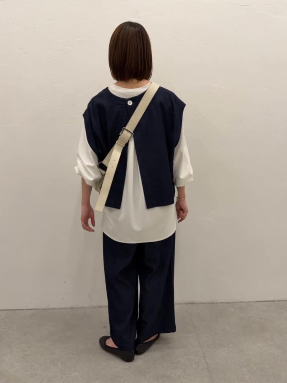 ブルー系のシャツ/ブラウス、ブルー系のその他パンツ、ホワイト系のシャツ/ブラウスを着用したレディースの春コーディネートの4枚目の写真