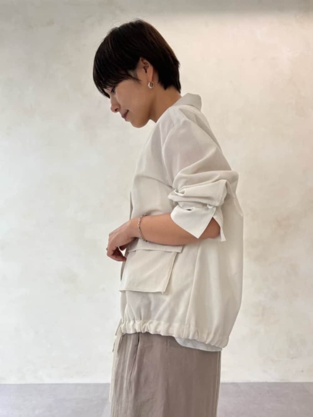 グレー系のボストンバッグ、グレー系のスカートを着用したレディースの春コーディネートの3枚目の写真
