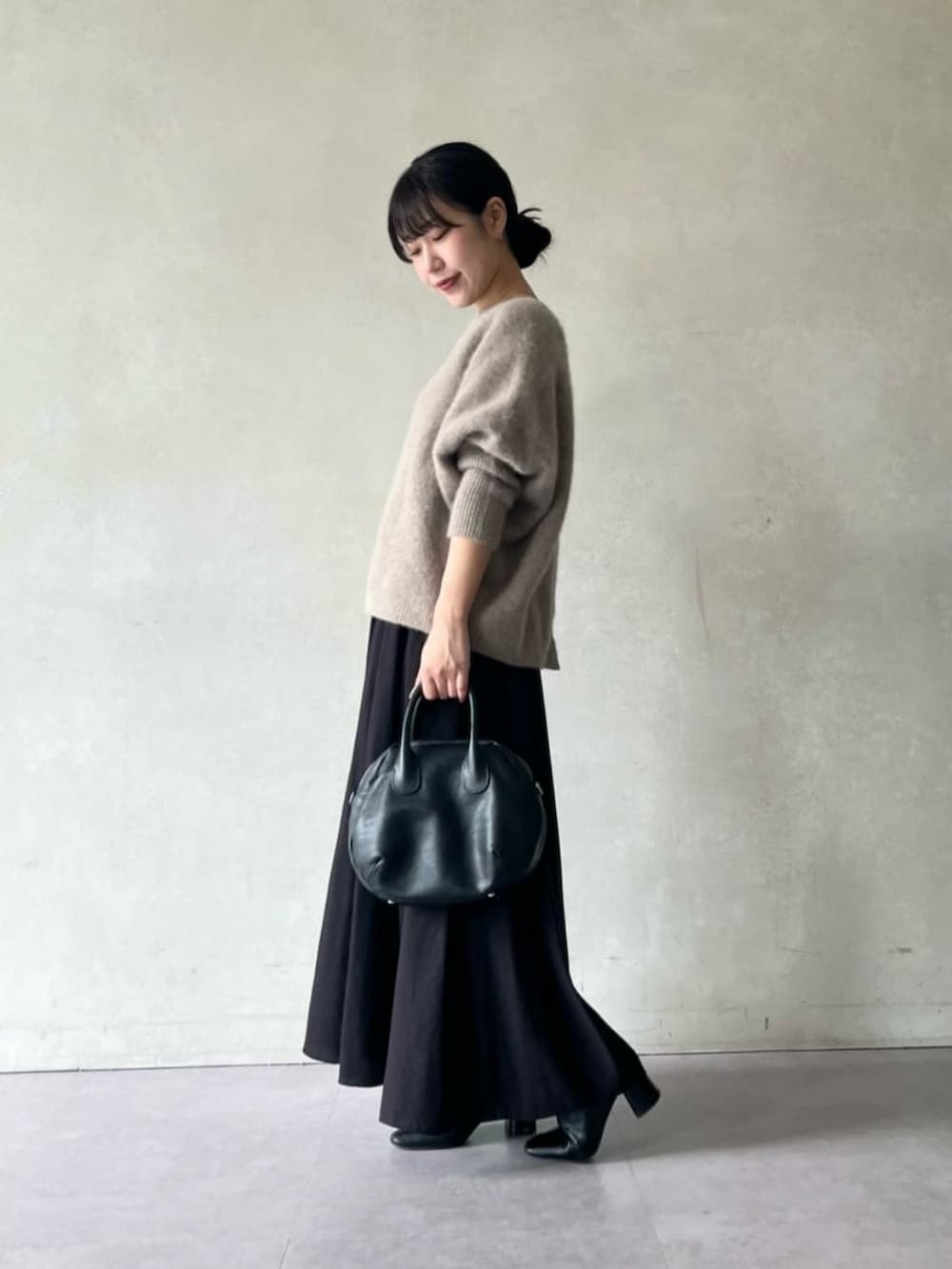 ブラウン系のニット/セーター、ブラック系のその他パンツを着用したレディースの夏コーディネートの2枚目の写真
