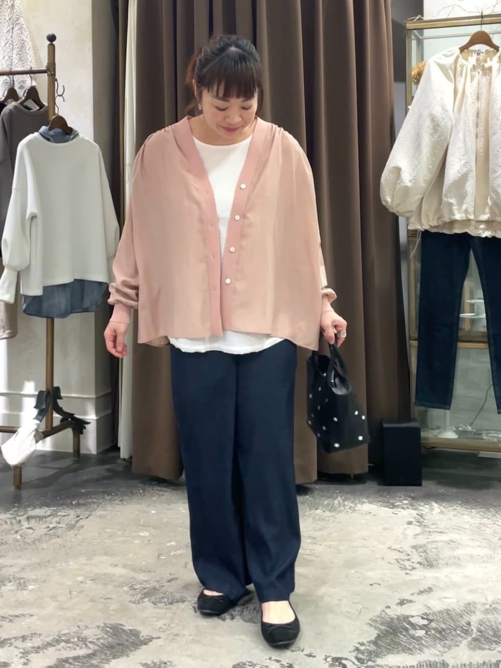 ホワイト系のタンクトップ、ブルー系のその他パンツ、ブラック系のトートバッグを着用したレディースの春コーディネートの4枚目の写真