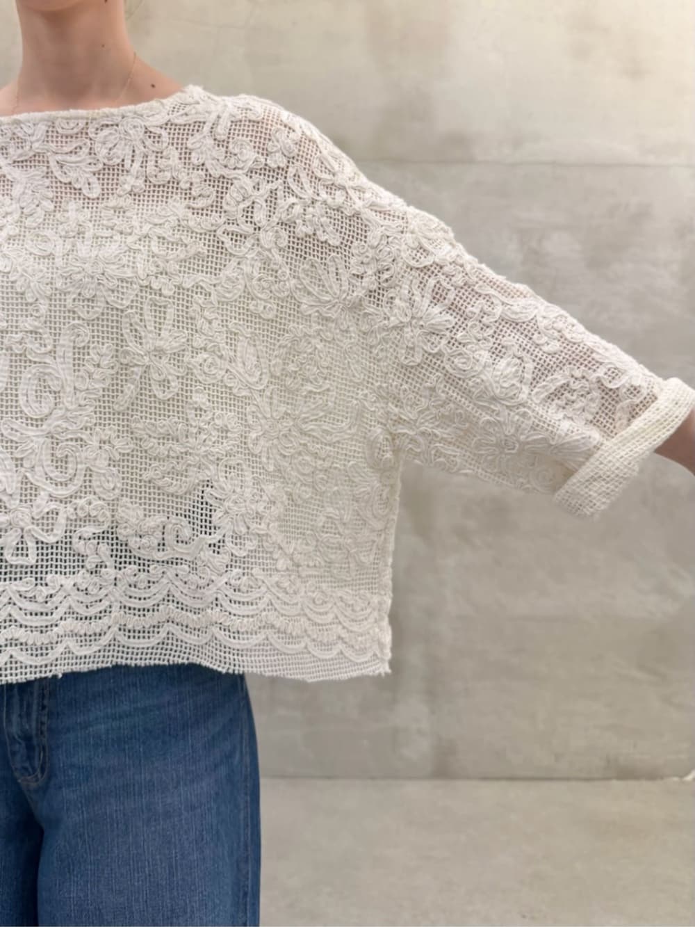 ブルー系のその他パンツ、ホワイト系のシャツ/ブラウスを着用したレディースの春コーディネートの5枚目の写真