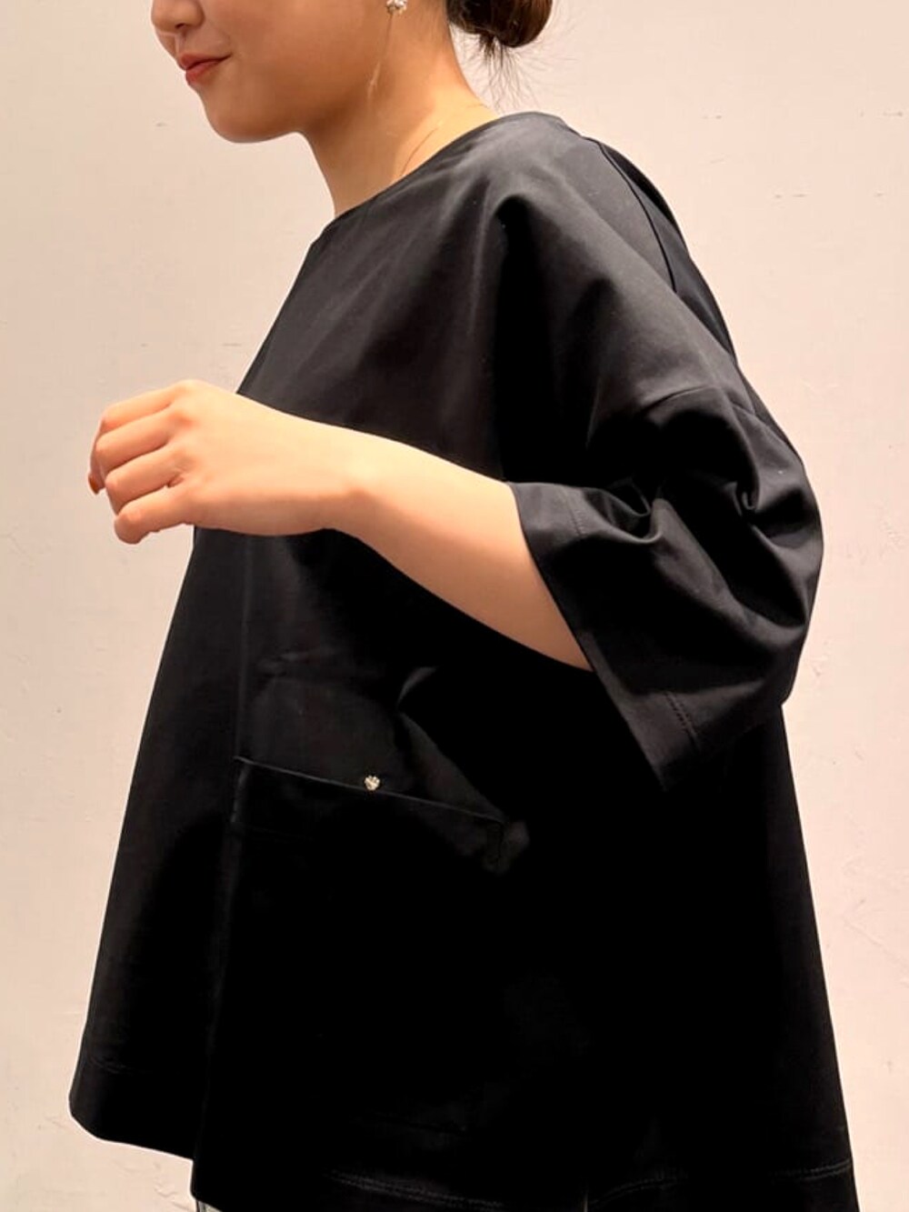 ブラック系のTシャツ/カットソー、ベージュ系のその他パンツ、ホワイト系のその他シューズを着用したレディースの春コーディネートの3枚目の写真