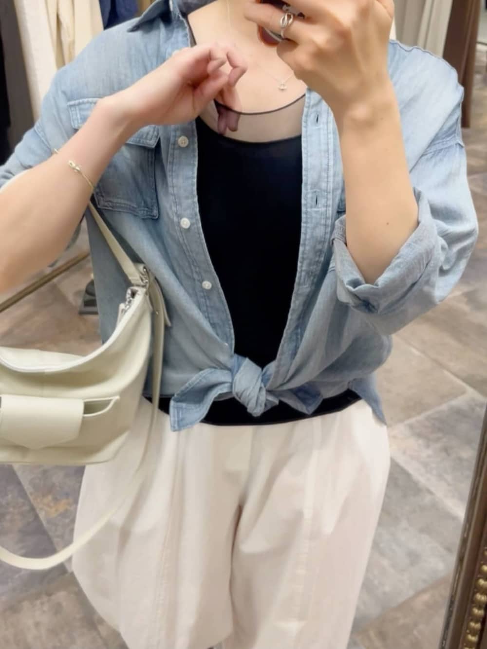 ブルー系のシャツ/ブラウス、ホワイト系のトートバッグ、ホワイト系のその他パンツを着用したレディースの春コーディネートの5枚目の写真