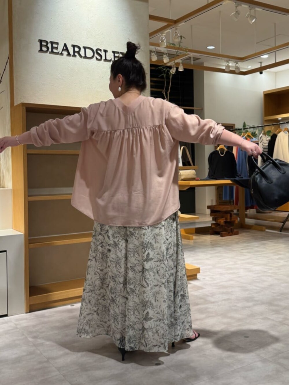 ピンク系のシャツ/ブラウス、ベージュ系のその他パンツを着用したレディースの冬コーディネートの3枚目の写真