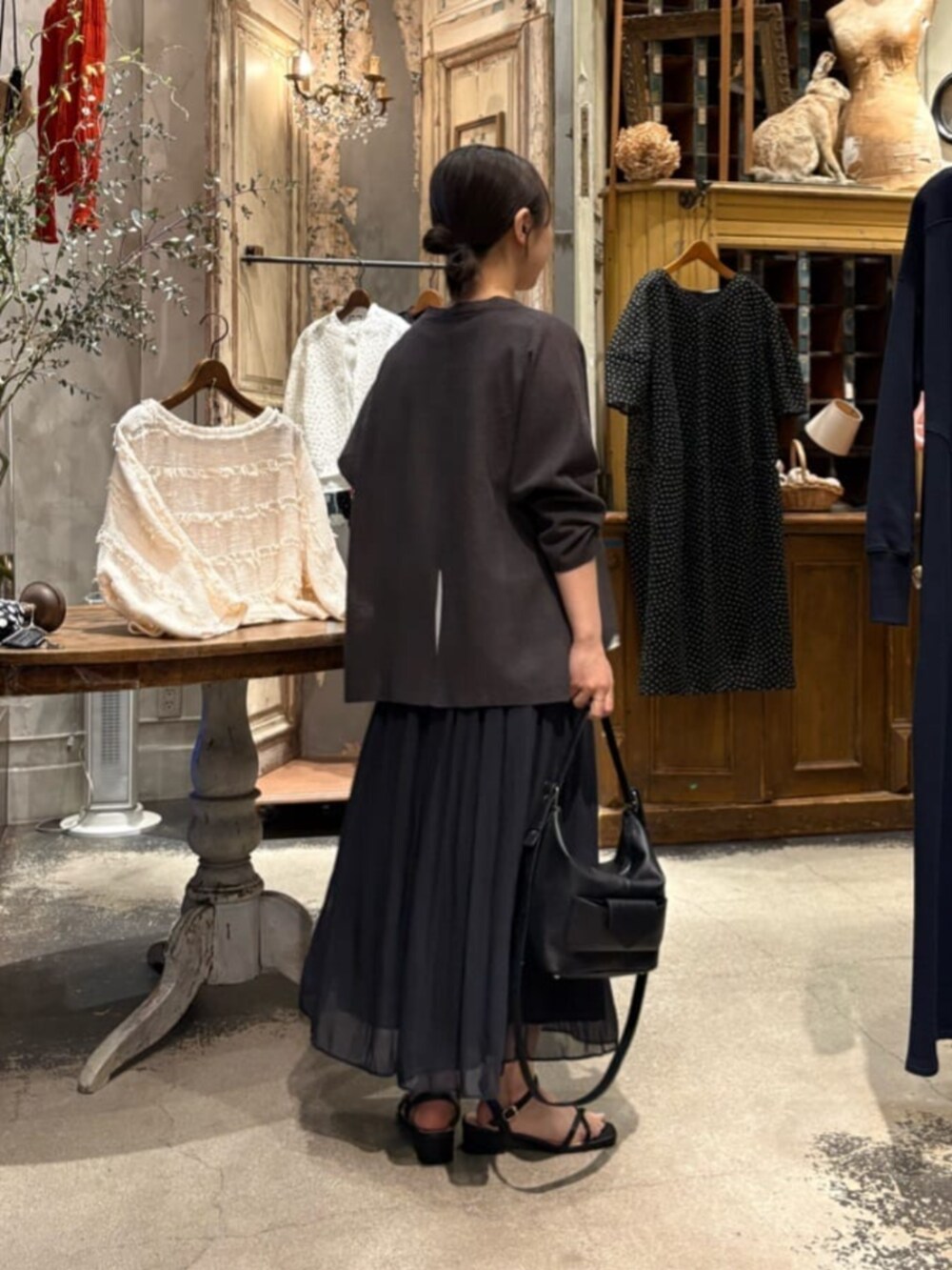 ブラック系のその他パンツ、ホワイト系のシャツ/ブラウス、グレー系のカーディガン/ボレロを着用したレディースの春コーディネートの7枚目の写真