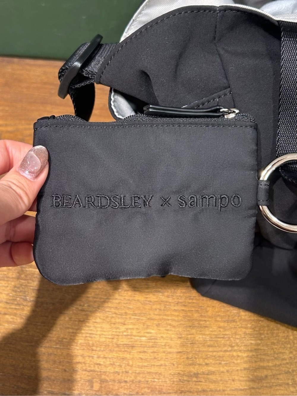 ブラック系のトートバッグ、ブラック系のポーチを着用したレディースの冬コーディネートの5枚目の写真